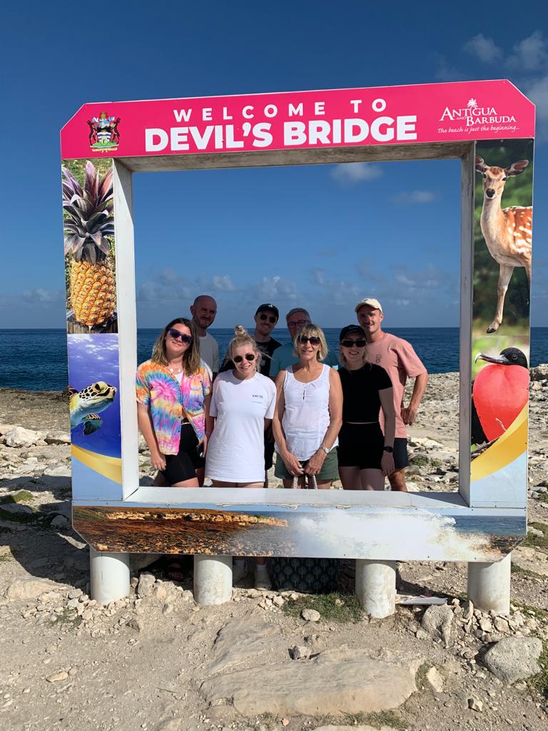 Große Gästegruppe am Devil's Bridge in Antigua