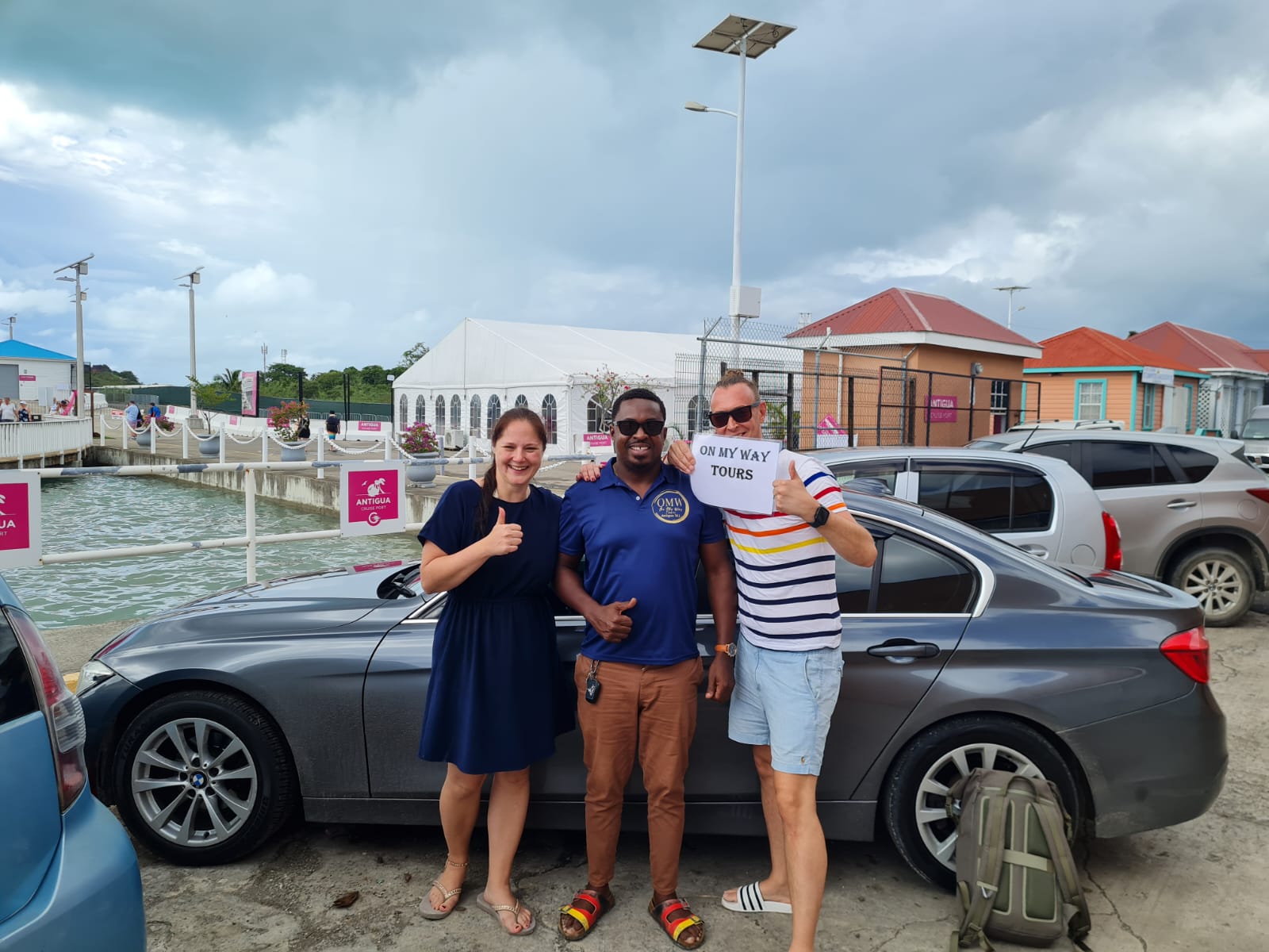 Gäste mit Omarie während ihres Antigua-Erlebnisses