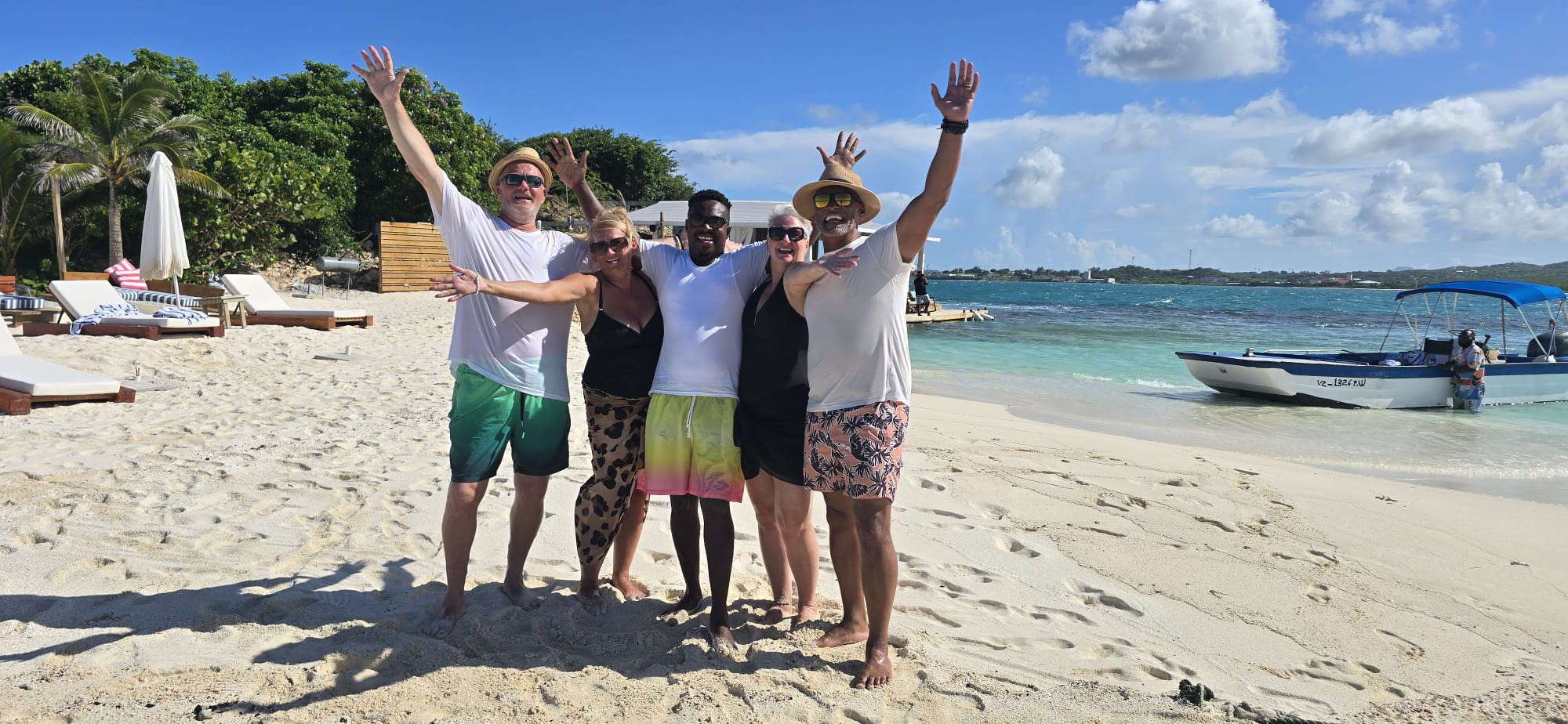 Gäste genießen den Strand mit Omarie